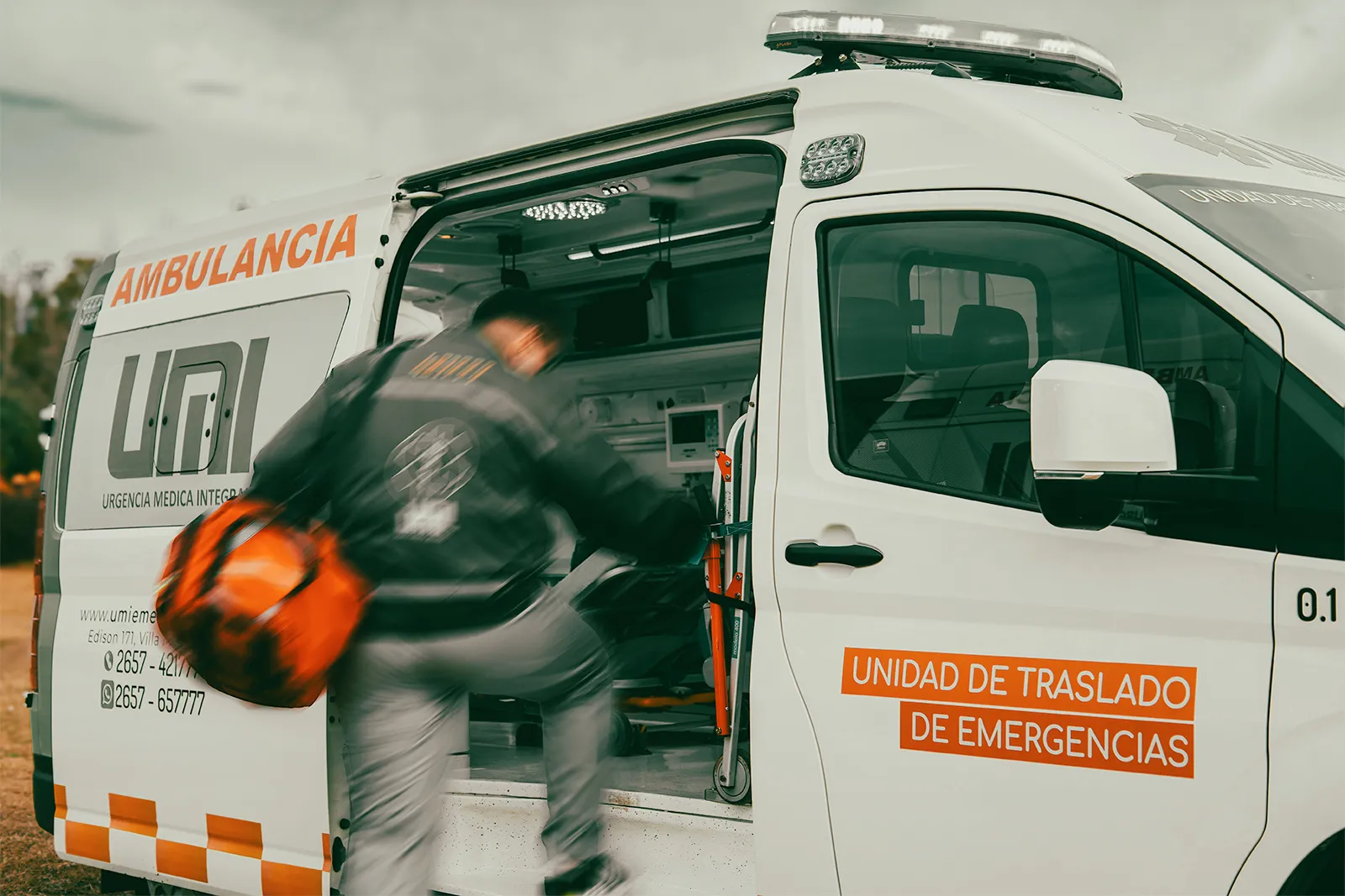 Equipo de paramédicos de guardia junto a una ambulancia